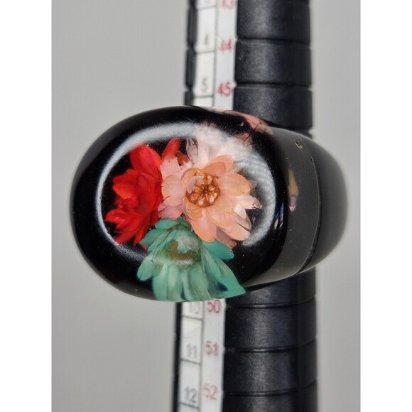 Vtg Lucite Resin Dome Bubble Black Ring /Dried Flowers BOHO Blue Red Pink Sz 4.5 - Picture 8 of 9